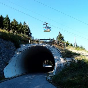 Tunel pod sjezdovkou