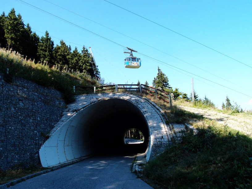 Tunel pod sjezdovkou