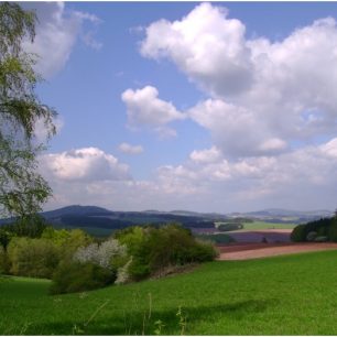 Pohled na Ještědsko-kozákovský hřbet od Kumburku