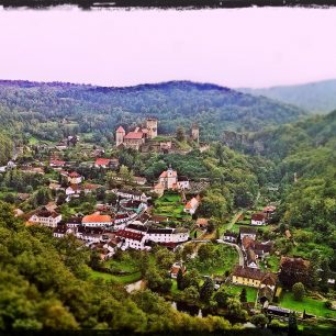 Výhled na hrad a vesničku Hardegg z Hardeggská vyhlídka