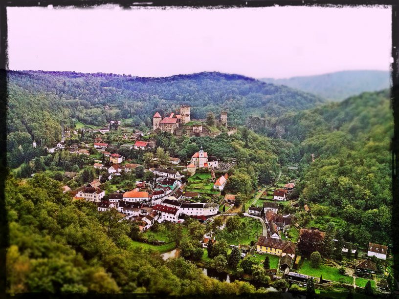 Výhled na hrad a vesničku Hardegg z Hardeggská vyhlídka