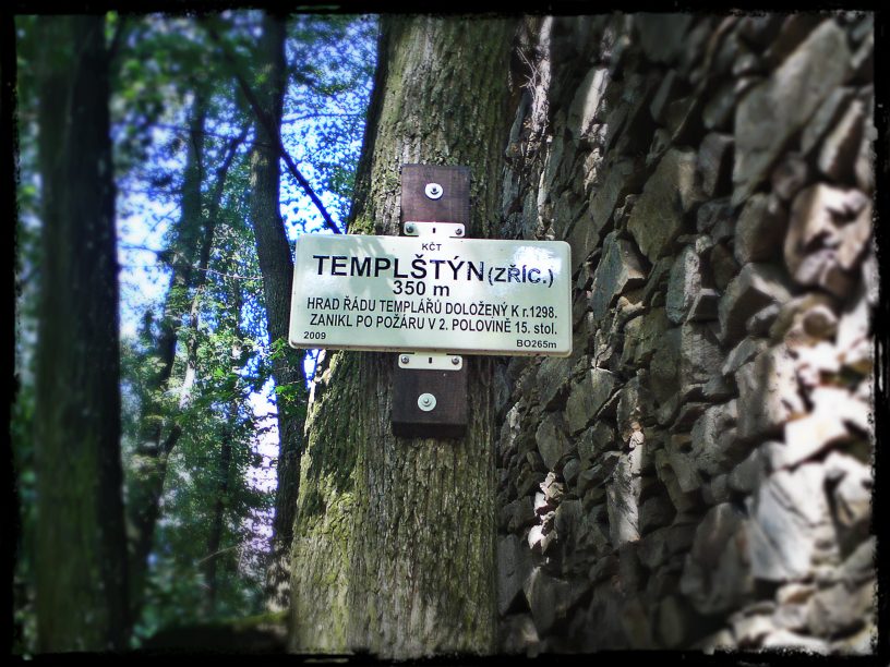 Turistická značka z vrcholku Templštejna