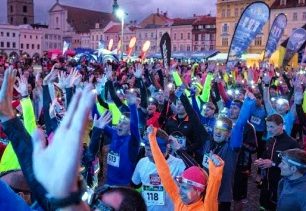 Noční běžecký závod Night Run rozzářil centrum jihočeské metropole, na desítce zazářili Srb a Grabmüllerová