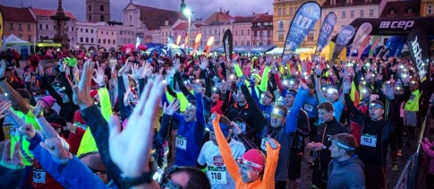 Noční běžecký závod Night Run rozzářil centrum jihočeské metropole, na desítce zazářili Srb a Grabmüllerová
