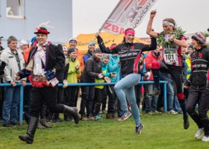 Doběh vítězných žen. Zleva Markéta Tesařová, finišující Eva Kabáthová, Lenka Poklopová (foto: Jan Polášek)