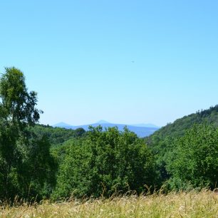 netradiční pohled na Kletečnou, Milešovku a Lovoš nad Mírkovem