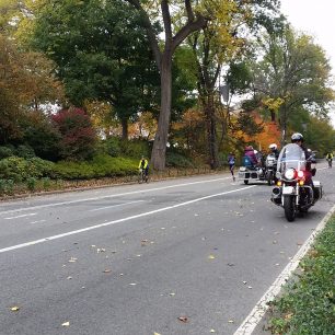 Keitany na 39 km už sama jen s doprovodem organizátorů