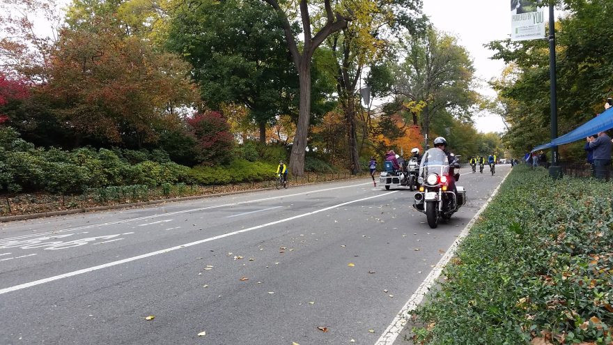 Keitany na 39 km už sama jen s doprovodem organizátorů