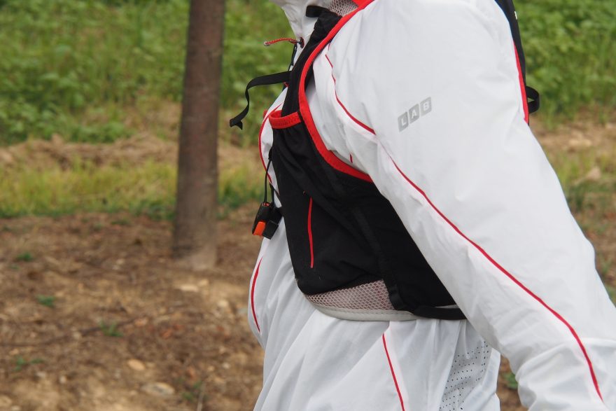 Bunda disponuje reflexními prvky i propracovaným odvětráváním.