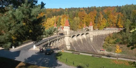 Podkrkonoší: běžecká trasa po hrázi přehrady Les Království