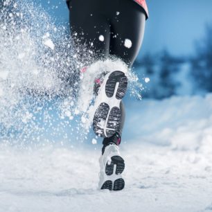 Pro běh na sněhu je důležité zvolit správné boty, abyste nepřišli k úrazu