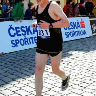 Jiří Šmiták běží vstříc vítězství v kat. nad 70 let na půlmaratonu v Pardubicích 2014