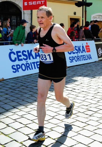 Jiří Šmiták běží vstříc vítězství v kat. nad 70 let na půlmaratonu v Pardubicích 2014