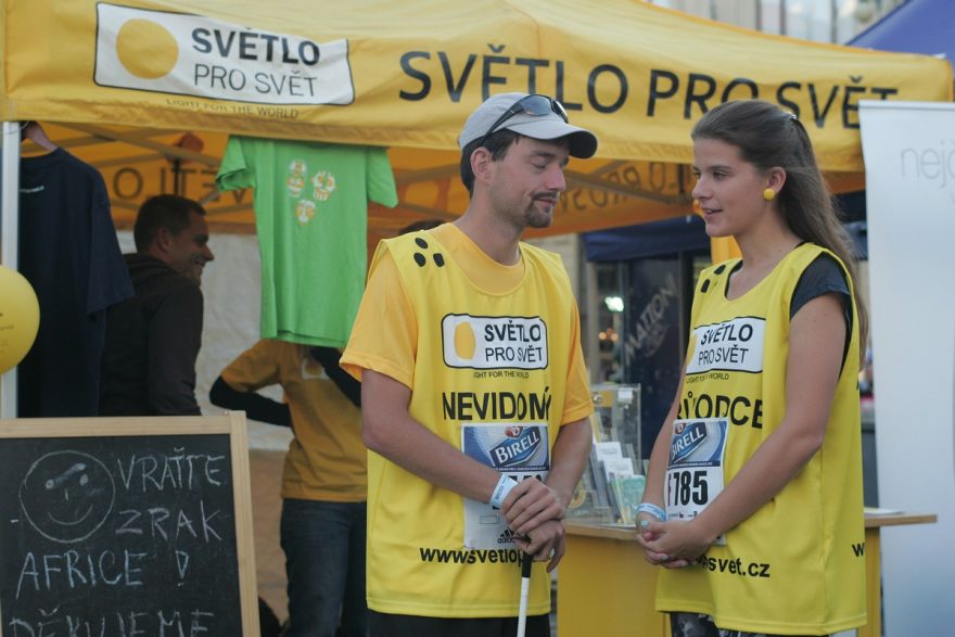 Prague Birrel Run 2015 – Ondra Zmeškal se svojí krásnou trasérkou Luckou (autor fotky Martin Bouda)