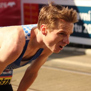 Vít Pavlišta v cíli Pražského půlmaratonu - vybojoval 3.místo za ČR