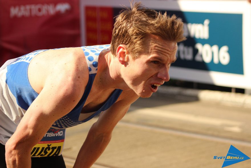 Vít Pavlišta v cíli Pražského půlmaratonu - vybojoval 3.místo za ČR