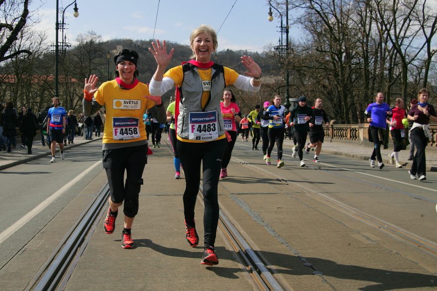 Během proti slepotě - na trati Sportisimo ½ maraton Praha (foto:Martin Bouda)