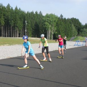 Jízda na kolečkových lyžích je všestranná disciplína, rozvíjí stabilitu, vytrvalost, rychlost i sílu (autor fotek: koleckovelyze.cz)
