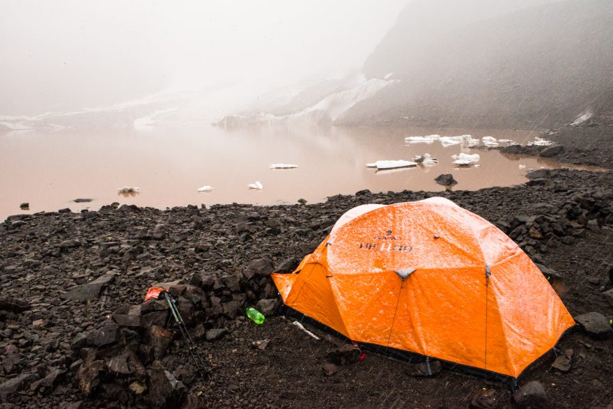 Přenocování u jezera ve 3000 m. n. m.