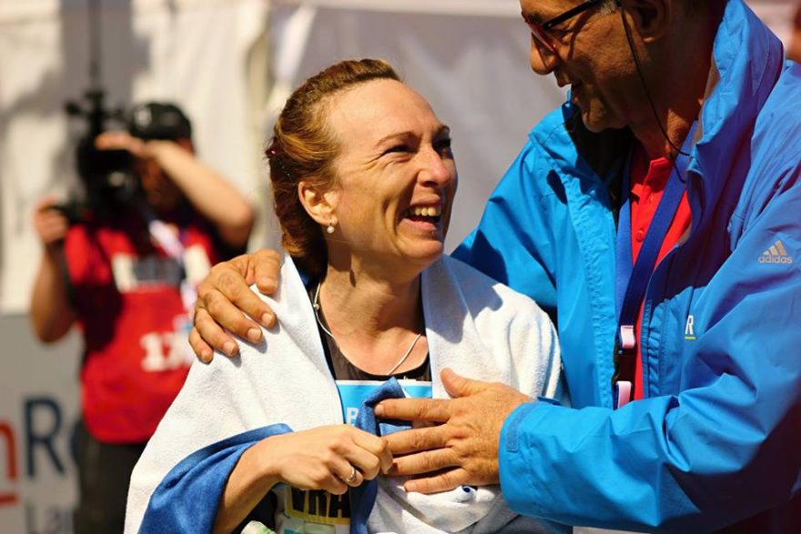 Přátelské objetí Evy od Carla Capalba, ředitele závodů RunCzech