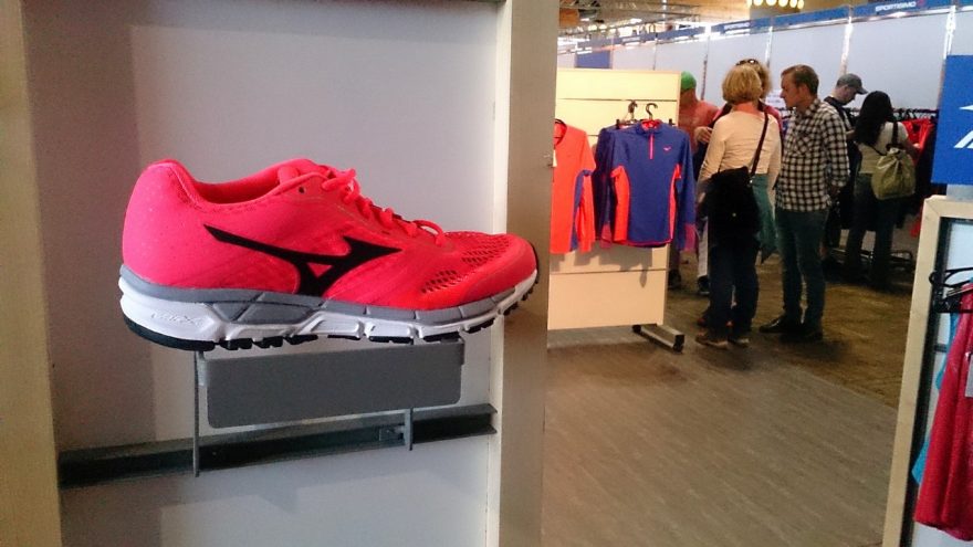 Uvnitř prodejního stánku byli představeny nejnovější modely