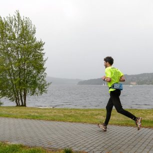 Tomáš to na cyklostezce kolem Lipna neměl snadné (foto: pořadatel závodu)