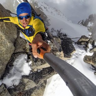 Kilian Jornet fotí selfie uprostřed Alp