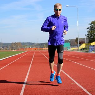 Bota velmi dobře přilne hlavně ke tvrdému povrchu