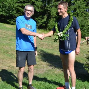 Gratulace vítězovi Salomon slezského maratonu