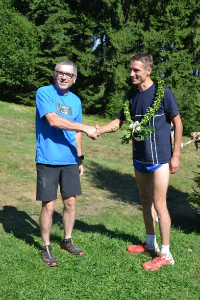 Gratulace vítězovi Salomon slezského maratonu