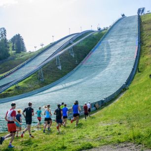 Výběh na skokanský můstek Große Olympiaschanze