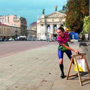 Sprinty orientačního běhu se často konají ve městech, kde musejí dávat závodníci pozor i na umělé překážky