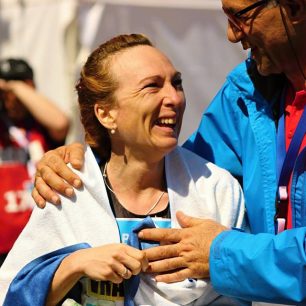 V cíli Pražského maratonu ji přivítal sám ředitel závodu Pablo Capalbo