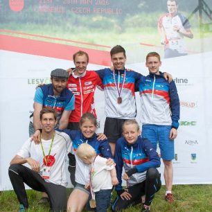 stojící zleva: Radek Novotný-reprezentační trenér_Baptiste Rollier_Jan Petržela_Pavel Kubát_klečí zleva-Petr Kadeřávek-fotograf_Monika Topinková_Denisa Kosová, všichni běhající za OK 99 Hradec Králové