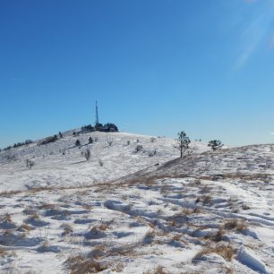 Trasa vede přes zasněžený vrchol Slavniku