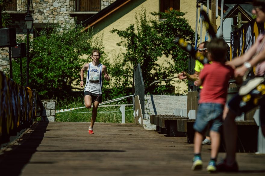 Tomáš Lichý dobíhá do cíle jako vítěz 2015 (foto: buffepictrail.com)