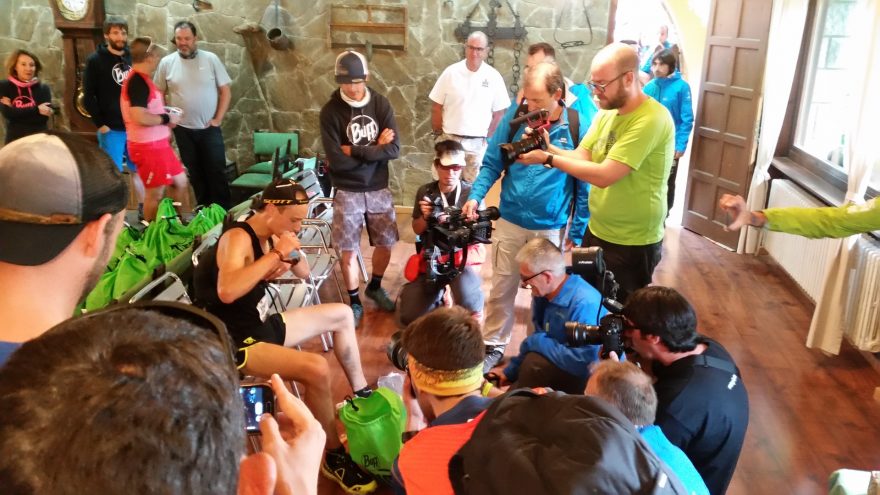 Andy Symods (2. místo ultra) na občerstvovací stanici v Espotu (63 km)