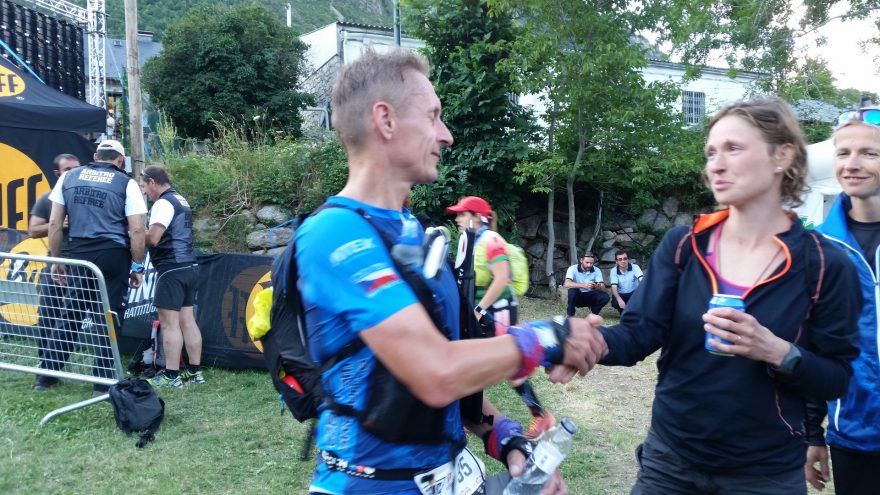 Zdeněk přijímá gratulace od ostatních členů týmu (s Kateřinou Matrasovou)