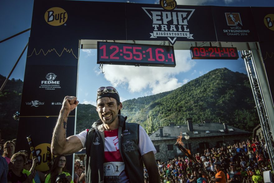 Luis Hernando v cíli Ultra SkyMarathonu (c) OriolBatista