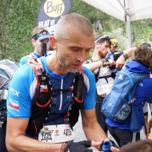 Petr Míl a za ním Vítek Otevřel na občerstvovací stanici Ultra Sky (36. km)