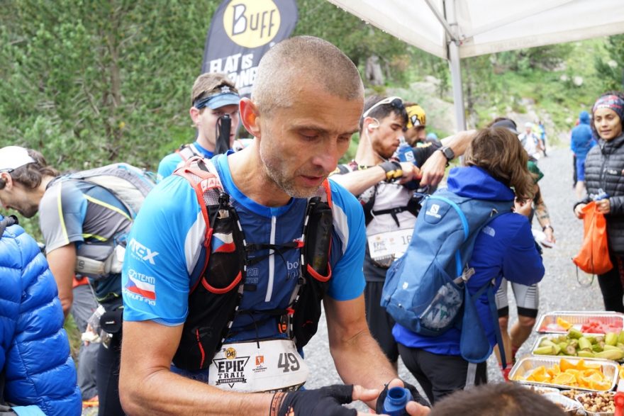 Petr Míl a za ním Vítek Otevřel na občerstvovací stanici Ultra Sky (36. km)
