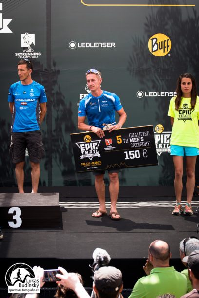 Zdeněk přebírá "Prize money" při vyhlášení