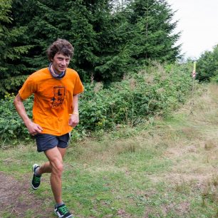 Při závodě si běžci užili pravý horský trail (foto: jakubpelousek.com)