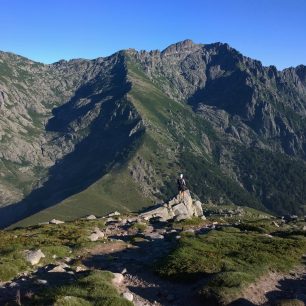 A 8 hodin večer, skoro tam! (hřbítek před námi na další den, ale za ranní tmy)