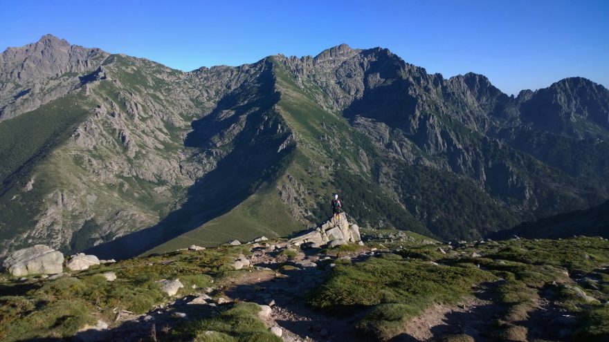 A 8 hodin večer, skoro tam! (hřbítek před námi na další den, ale za ranní tmy)