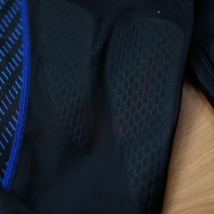 Podpora stehenních svalů v podobě nepravidelných trojúhelníků