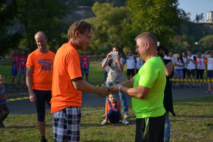 Kapitán Vojta přebírá plaketu (foto: Karel Královec)