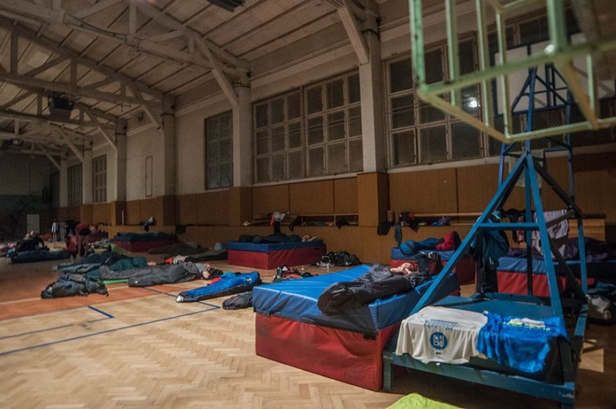 Nocování v tělocvičně v Táboře nemělo chybu (foto: pořadatel závodu)