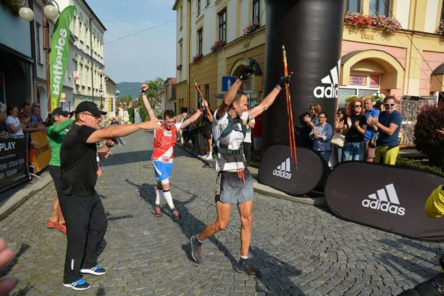Oslava vítězství v cíli letošní B7