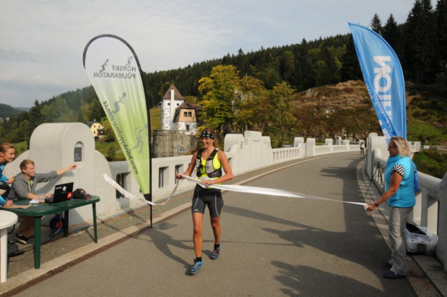 Vítězka půlmaratonu Zuzana Šormová Janoušková